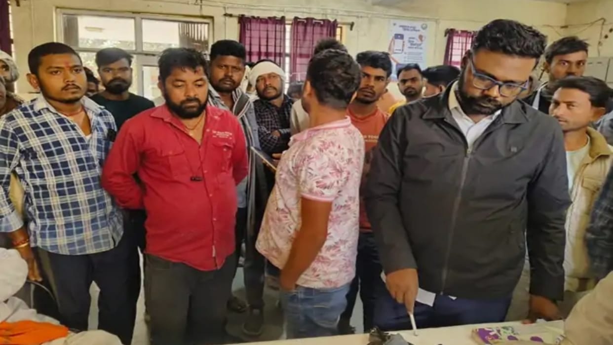 Aurangabad News: 3 students going to take intermediate exam were run over by unknown vehicle, two people died