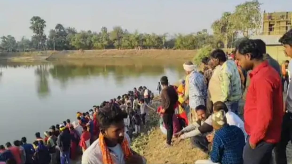 Bhagalpur News: Body of a youth missing for 3 days found in pond, stone was tied around his waist