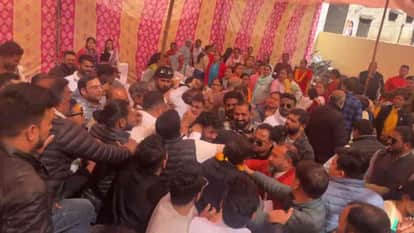 Rishikesh News BJP and Congress workers Fight during oath taking ceremony in Nagar Panchayat Swargashram Jonk