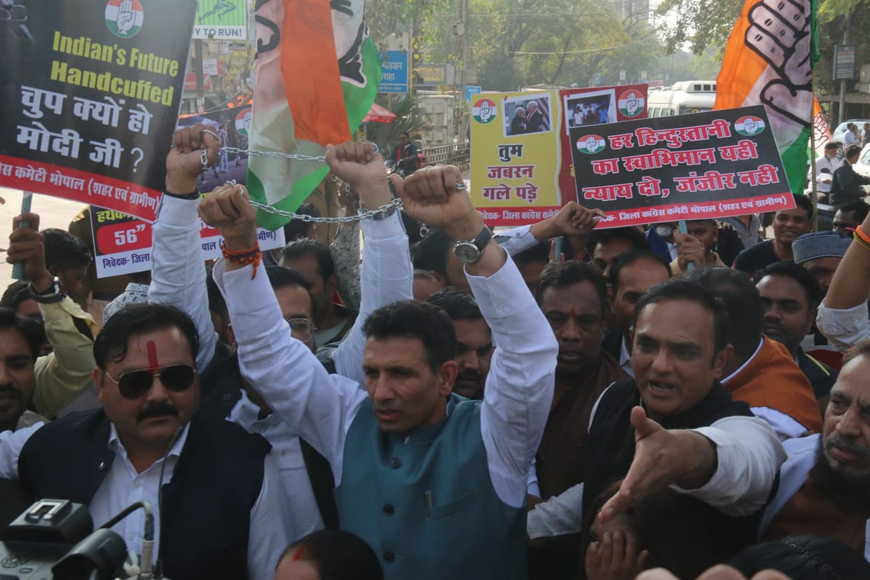 Bhopal: Congressmen protested in Bhopal by tying chains on their hands, demonstrated against Trump and Modi go
