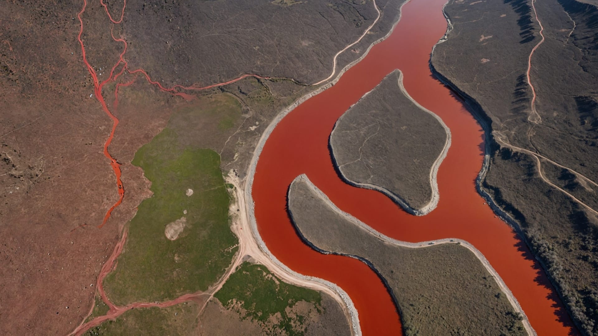 Ajab Gajab River in Argentina turns bright red