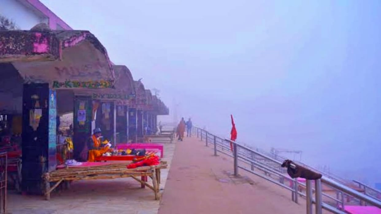 Buxar News: youth first threw his mobile, then jumped into water from Ramrekha Ghat of Ganga River