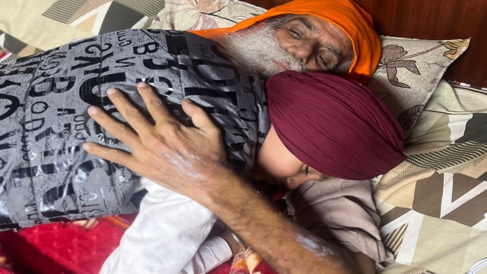 डल्लेवाल से मिलता नौजवान।