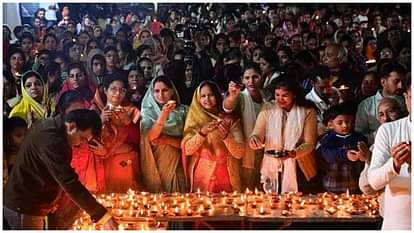 Damoh: आचार्यश्री विद्यासागर महाराज के पहले समाधि स्मृति दिवस पर 1008 दीपों से की गई महाआरती, हजारों लोग जुटे Damoh Maha Aarti 1008 lamps on the first Samadhi Memorial Day of Acharya Shri Vidyasagar Maharaj