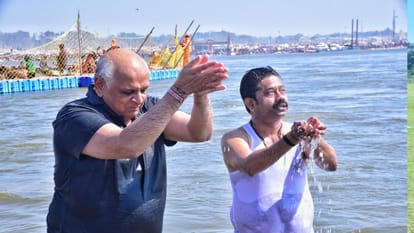 Gujarat CM Bhupendra Patel took a dip in Sangam, attended the court of Shri Bade Hanumanji