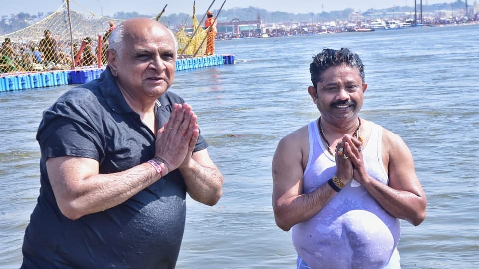 Mahakumbh Prayagraj 2025 Live Updates Devotees Sangam Ghats Snan Maha Kumbh Mela Photos Videos News in Hindi