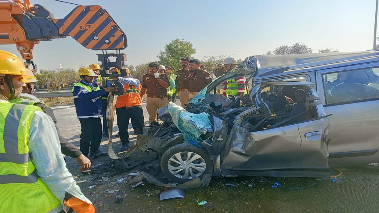 A horrific accident on Handia Kokhraj Highway, three people in the car died.