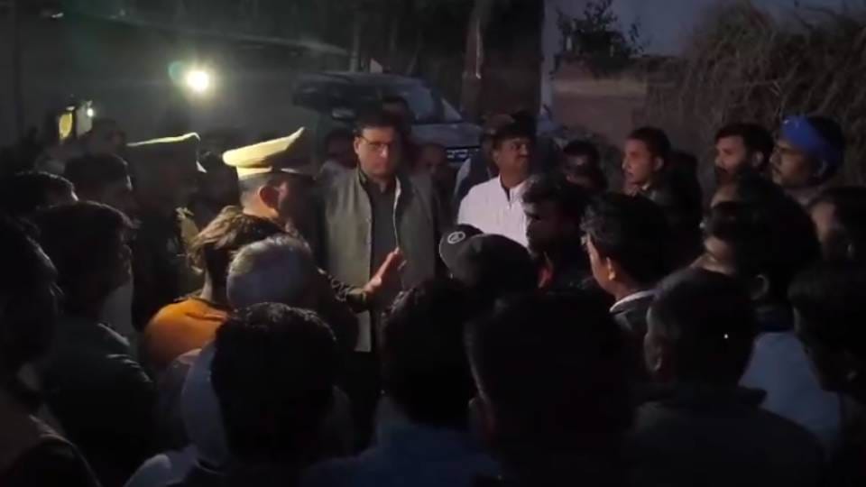 worker in concrete mixer plantCommotion after keeping the dead body for two and a half hours
