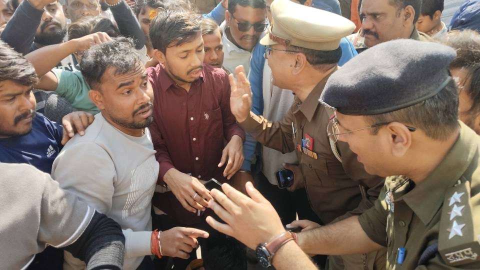 Dispute between traders and police near Hanumangarhi in Ayodhya shopkeepers closed their shops and protested