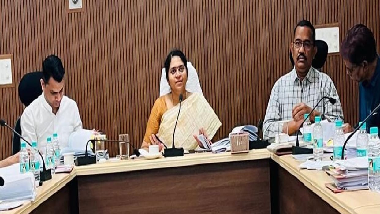 Excise Secretary reviewed departmental work in chhattisgarh