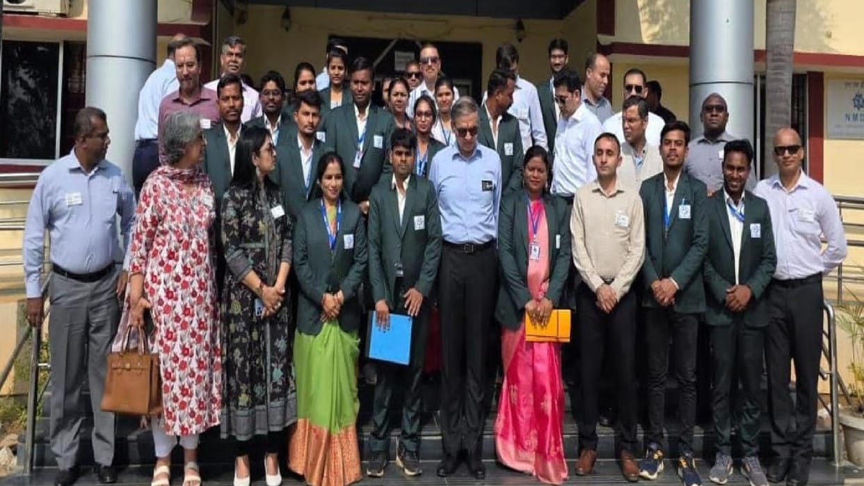 Defense Ministry officials observed the development work of Dantewada, praised the rehabilitation work