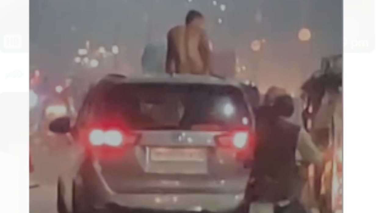 MP News: Due to reel craze, a young man took off his clothes and sat on the roof of a luxury car