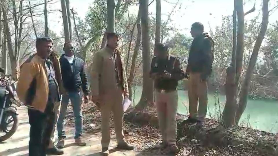 Half-burnt body of youth found on bank of canal in Gonda police is investigating