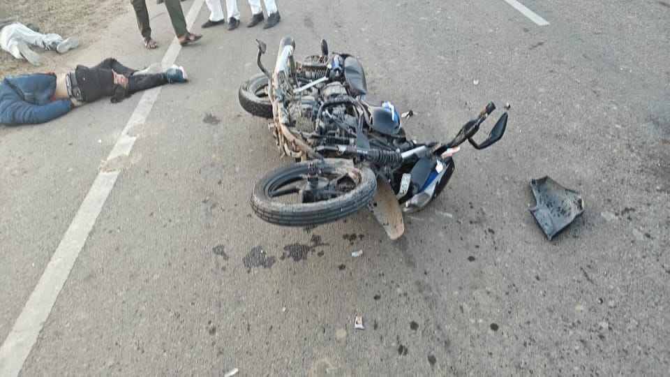 Brother-in-law and brother-in-law riding a bike died after being hit by a truck on Jhansi-Mirzapur highway