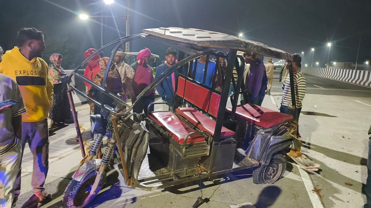 Kannauj Road Accident Car hits e rickshaw woman dies and six injured referred to district hospital