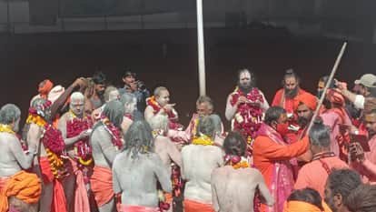 कढ़ी पकौड़ी का सेवन करने के बाद अखाड़ों से विदा लेते साधु-संन्यासी।