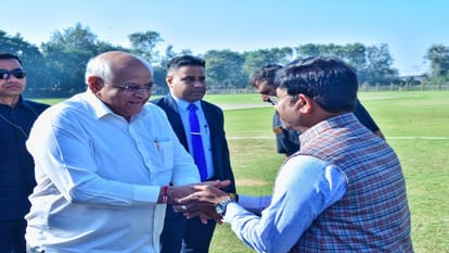 Gujarat CM Bhupendra Patel took a dip in Sangam, attended the court of Shri Bade Hanumanji