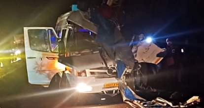 Indore: महू के पास ट्रैवलर, बाइक और टैंकर में टक्कर, चार की मौत, 17 घायल; महाकाल के दर्शन कर कर्नाटक जा रहे थे Indore: Traveler and tanker collide near Mhow, four killed, 17 injured