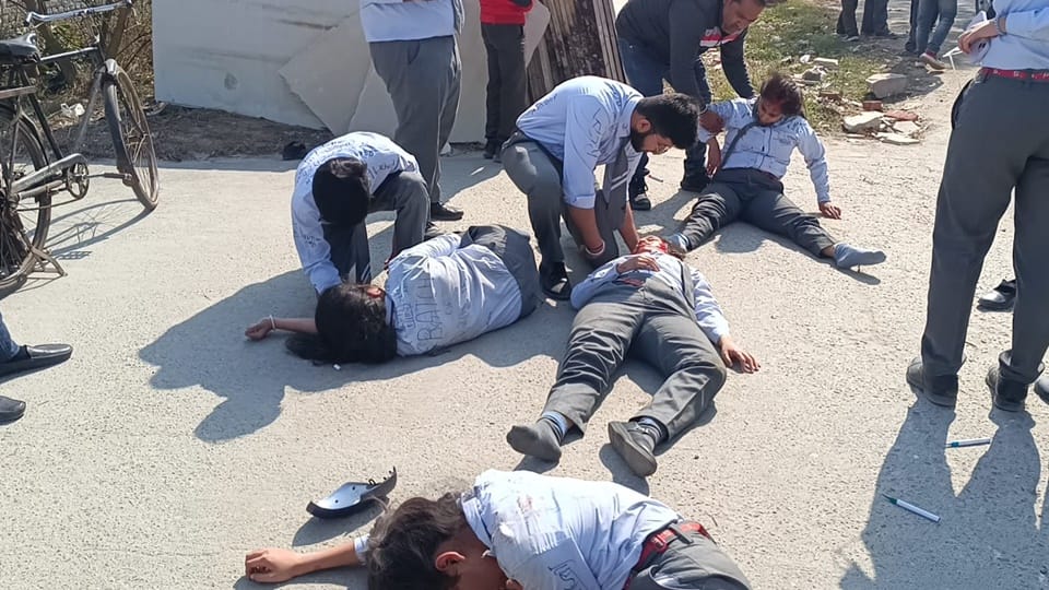 Moradabad: A young man learning to drive a car hit six girl students, they jumped and fell on the road
