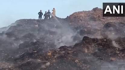 Delhi: ओखला लैंडफिल में लगी भीषण आग, मौके पर मौजूद दमकल विभाग fire broke out in Delhi Okhla landfill