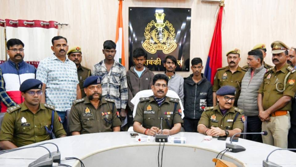 lover along with his friends held his girlfriend grandparents hostage and looted them In Barabanki