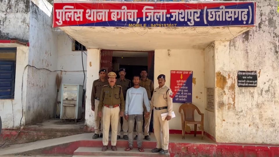 person demanding levy of Rs 1 crore in the name of PLFI Naxalite organization was arrested in Jashpur