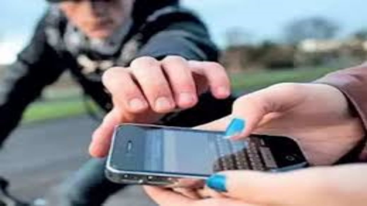 Bikaner: Mobile thief caught by mob, on-spot justice, handed over to police after severe beating