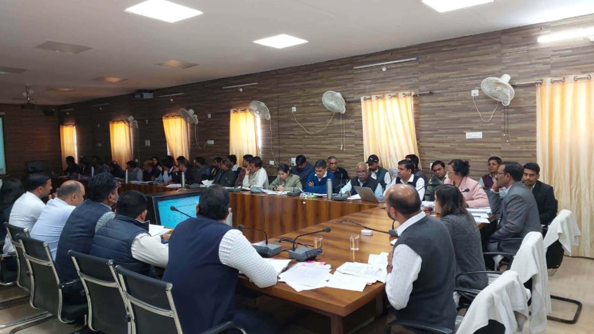 समीक्षा बैठक करते हुए