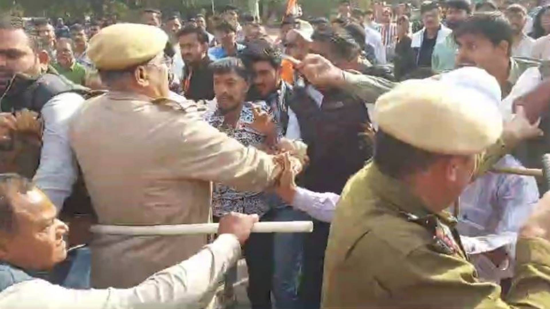 पुलिस ने लाठीचार्ज कर धकेला
