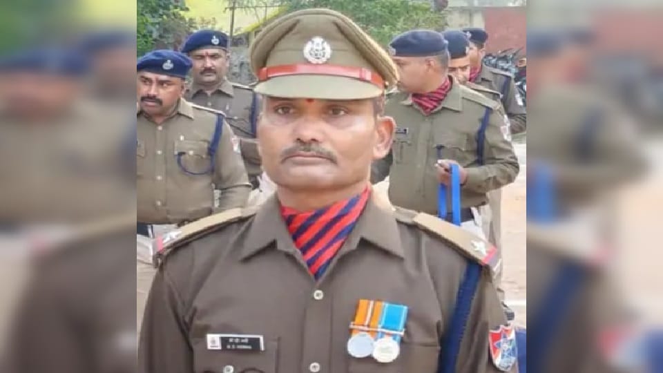 RPF Sub Inspector commits suicide in Jhansi dead body found hanging in house