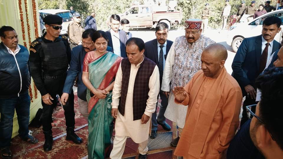 PHOTOS: भतीजी की शादी में आशीर्वाद देने गांव पहुंचे योगी आदित्यनाथ, सीएम धामी और राज्यपाल भी हुए शामिल Uttarakhand News CM Yogi Adityanath reached village and attend niece wedding CM Dhami and Governor also come