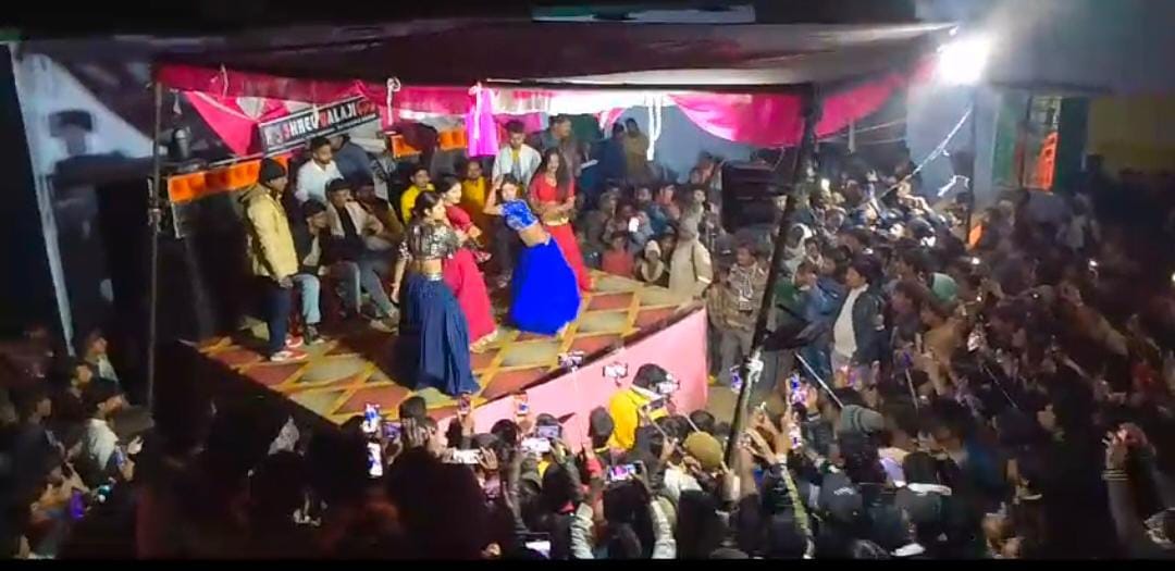Shravasti: Alleged obscene dance took place in the school camp, notes were thrown at bar girls; headmaster su