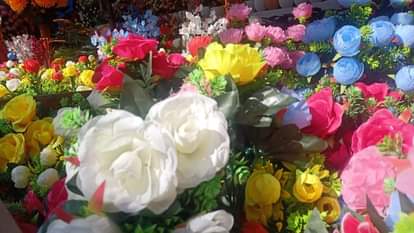 दुकान पर  वेलेंटाइन डे को लेकर सजे फूल