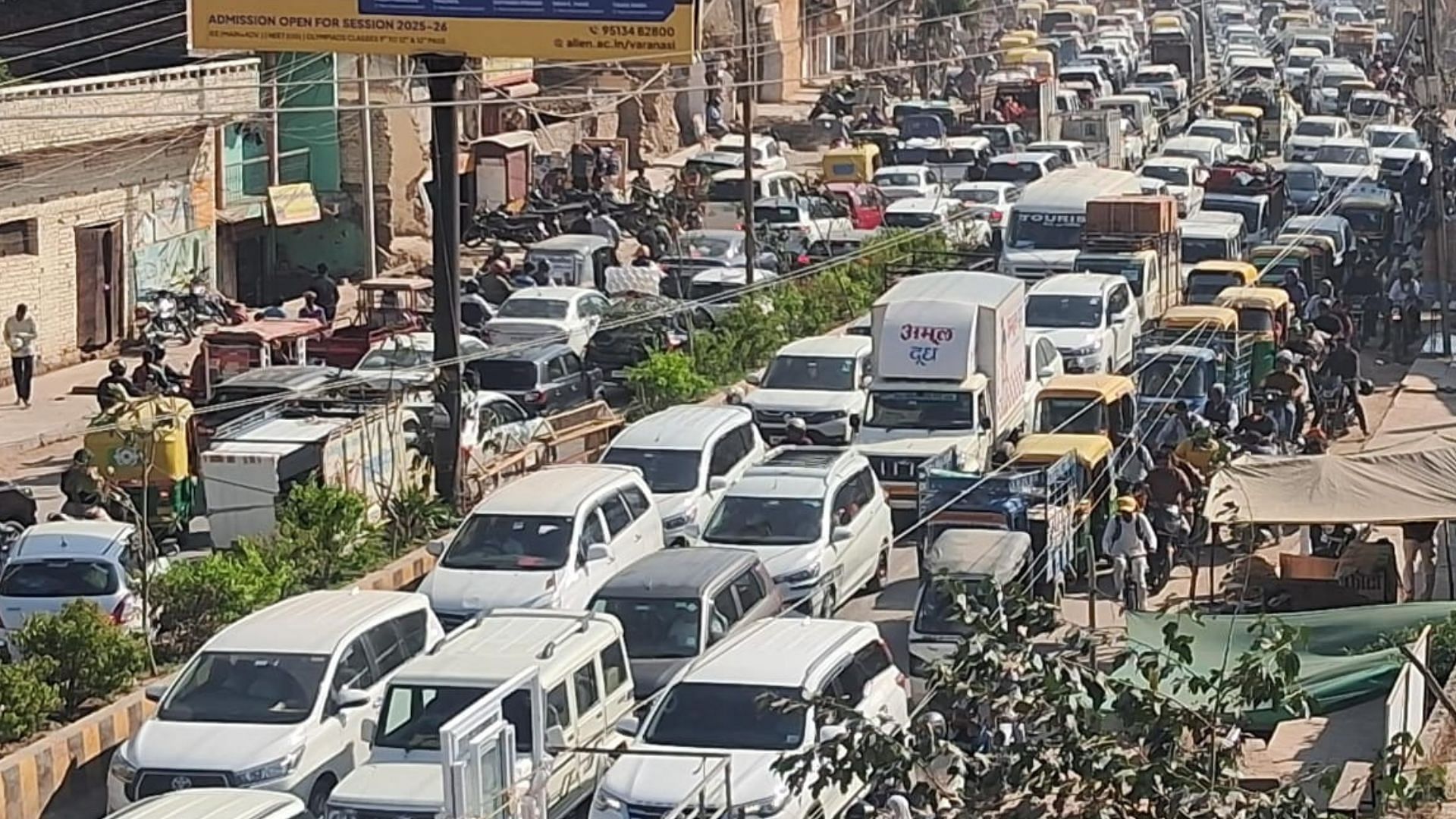 traffic jam in varanasi 35 lakh people came city in seven days rush of vehicles on road and rail routes