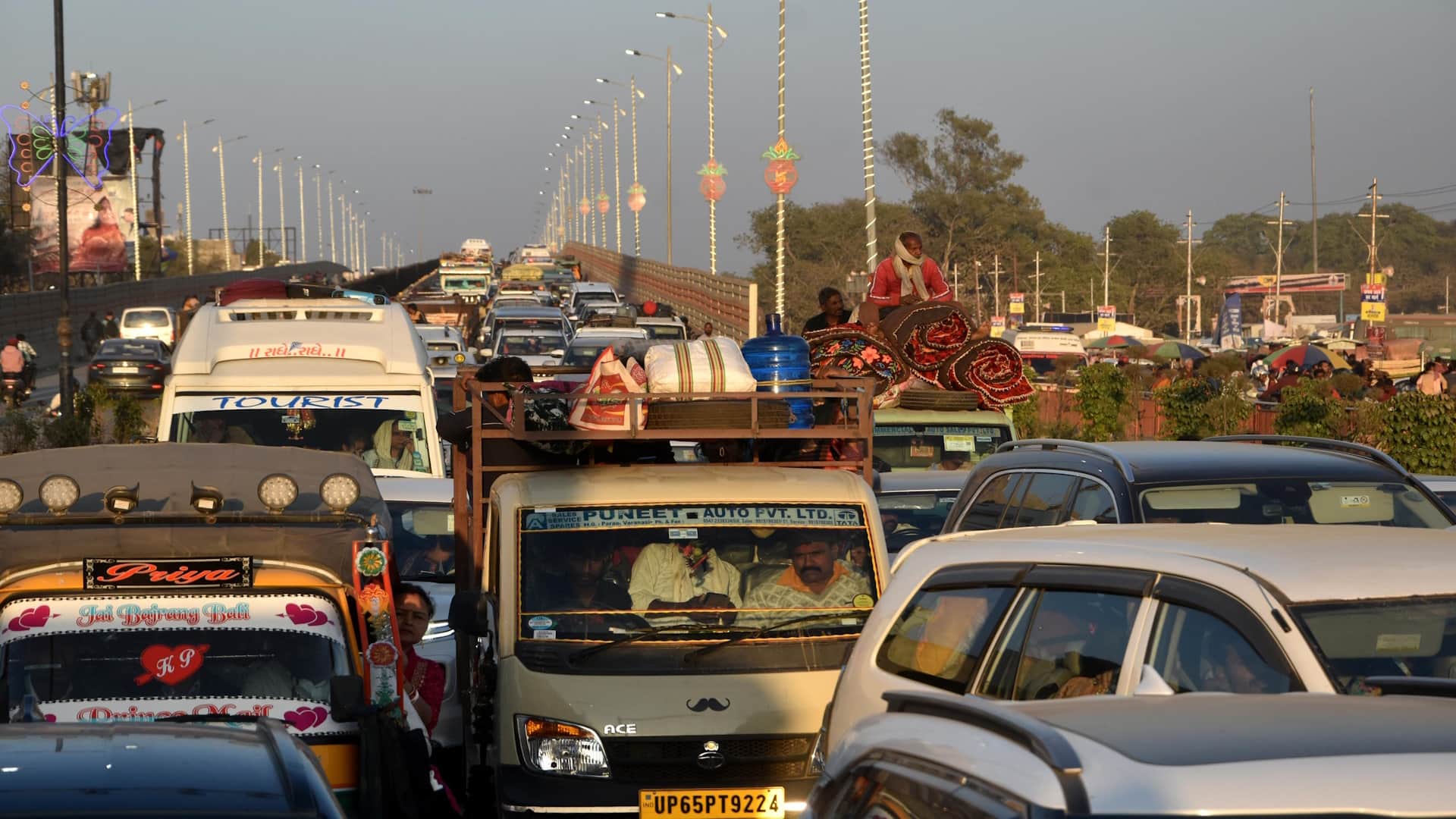 Mahajam in Mahakumbh: All roads coming to Sangam packed, vehicles crawling 10 to 15 kilometers in advance