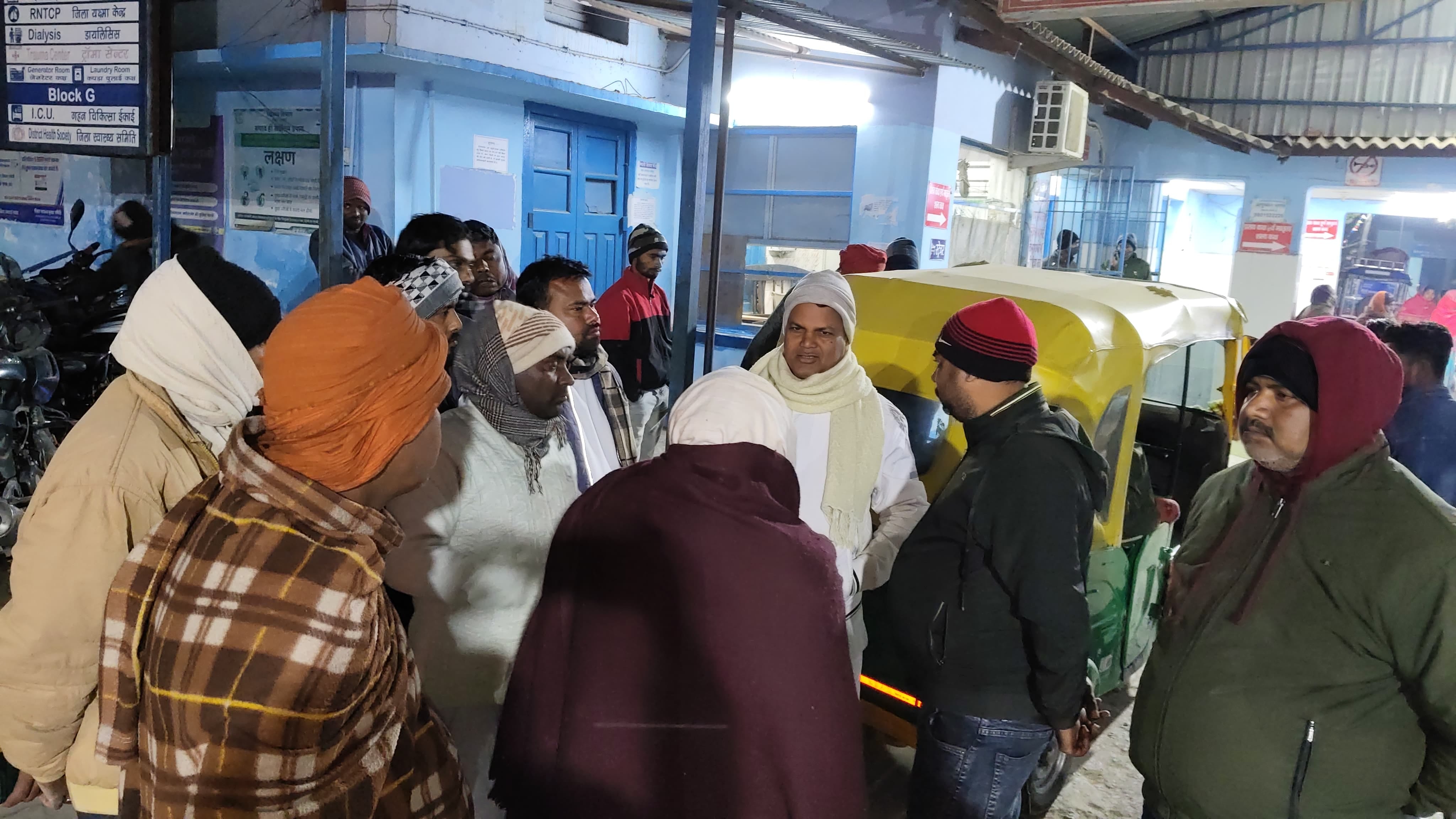 घटना के बाद लगी भीड़।