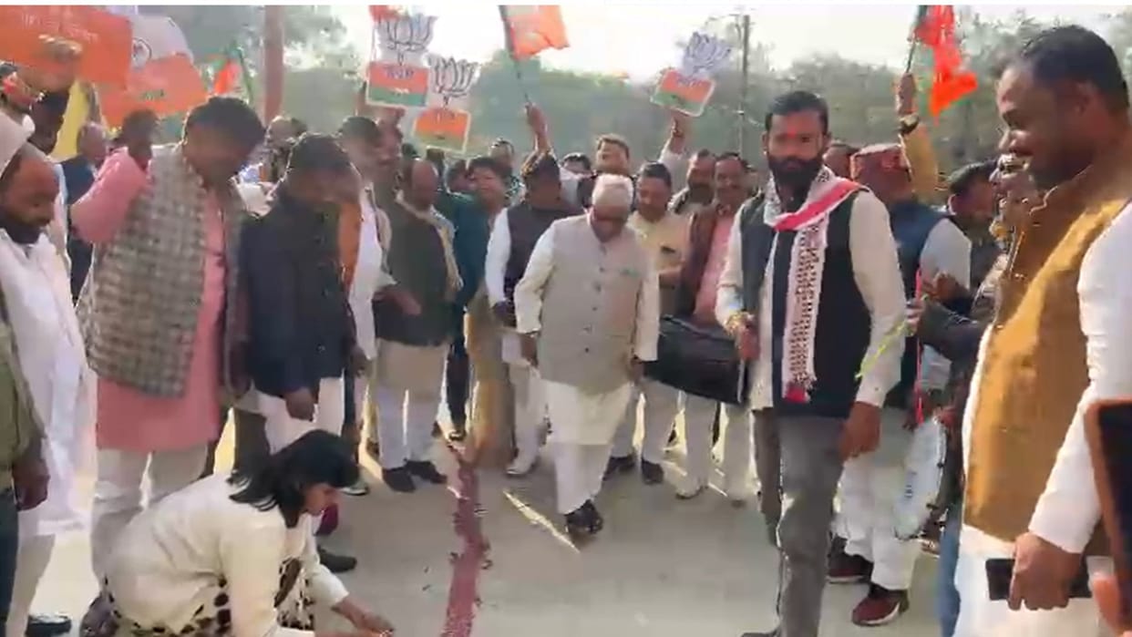 BJP women workers rejoiced in Mau, celebrated after victory in Delhi