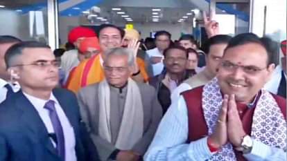 एयरपोर्ट पर सीएम भजनलाल शर्मा और मंत्रिमंडल के सदस्य।