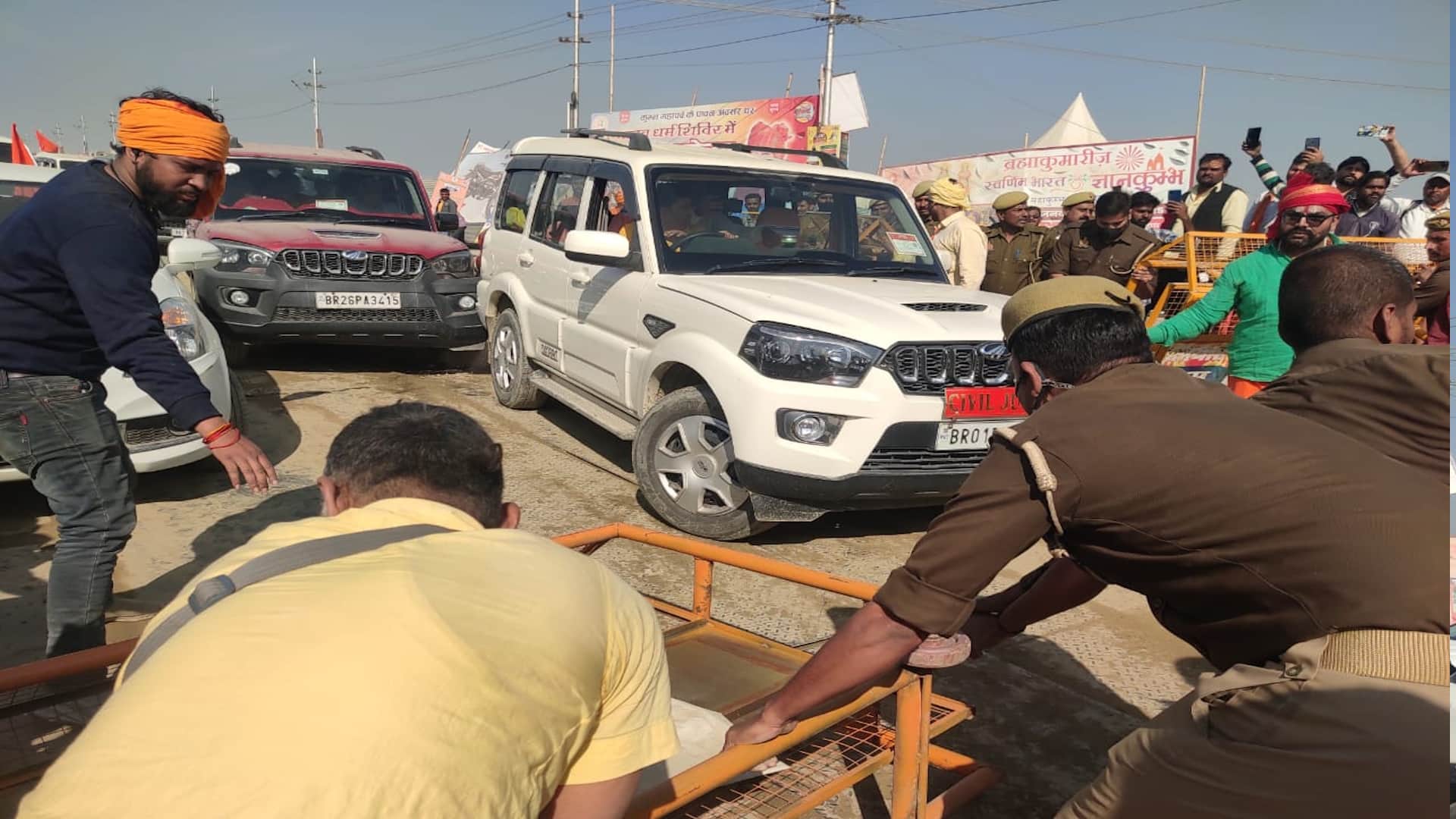 Mahajam in Mahakumbh: All roads coming to Sangam packed, vehicles crawling 10 to 15 kilometers in advance