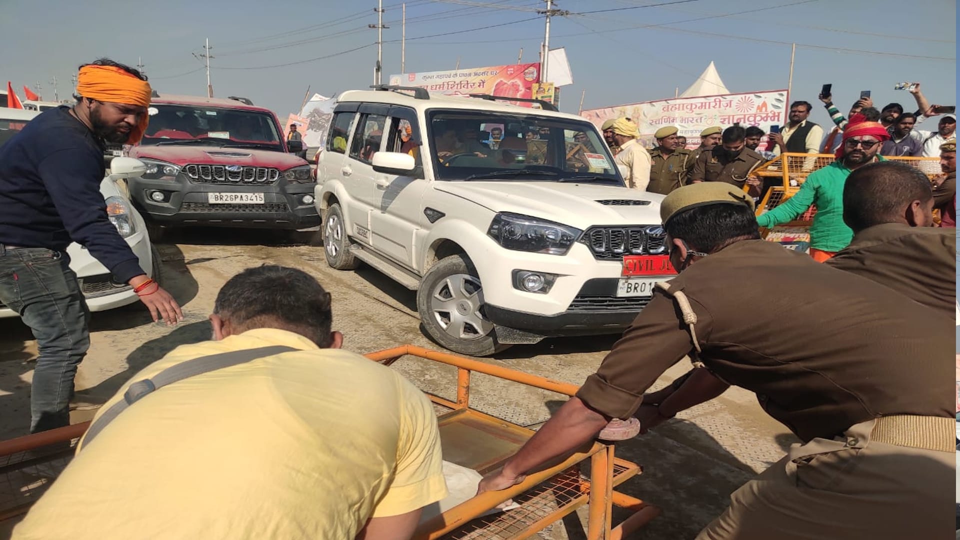 Mahajam in Mahakumbh: All roads coming to Sangam packed, vehicles crawling 10 to 15 kilometers in advance