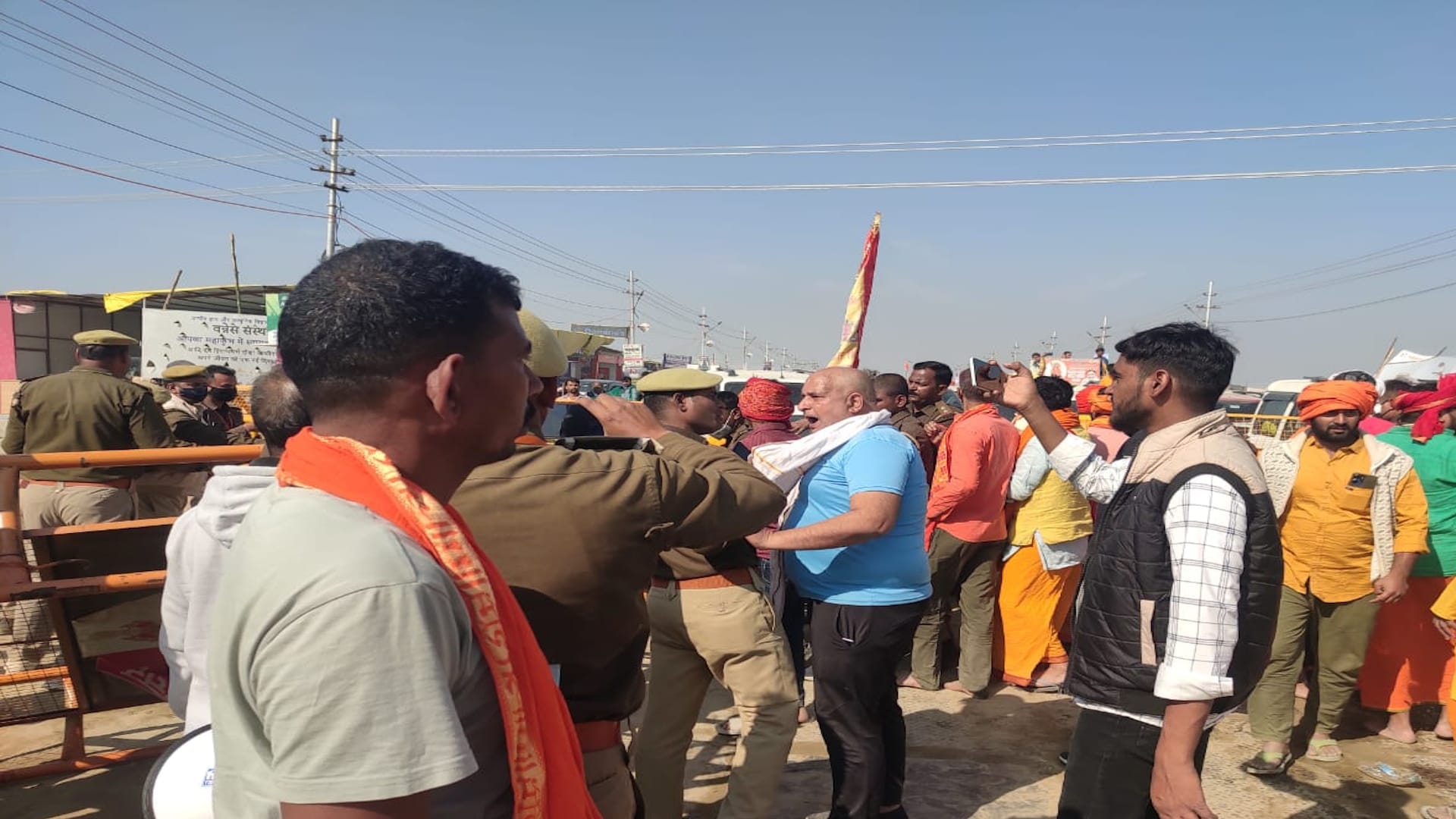 Mahajam in Mahakumbh: All roads coming to Sangam packed, vehicles crawling 10 to 15 kilometers in advance