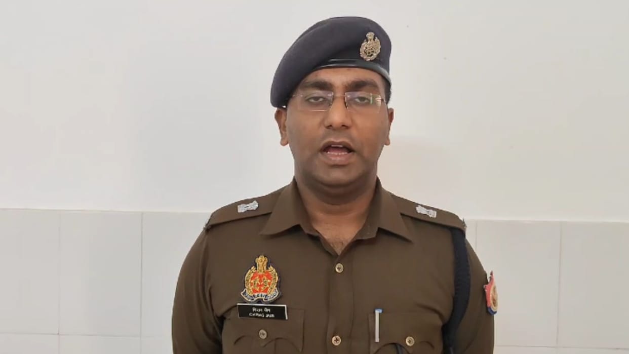 young man attacked girlfriend and her mother with knife after refused to marry in Azamgarh