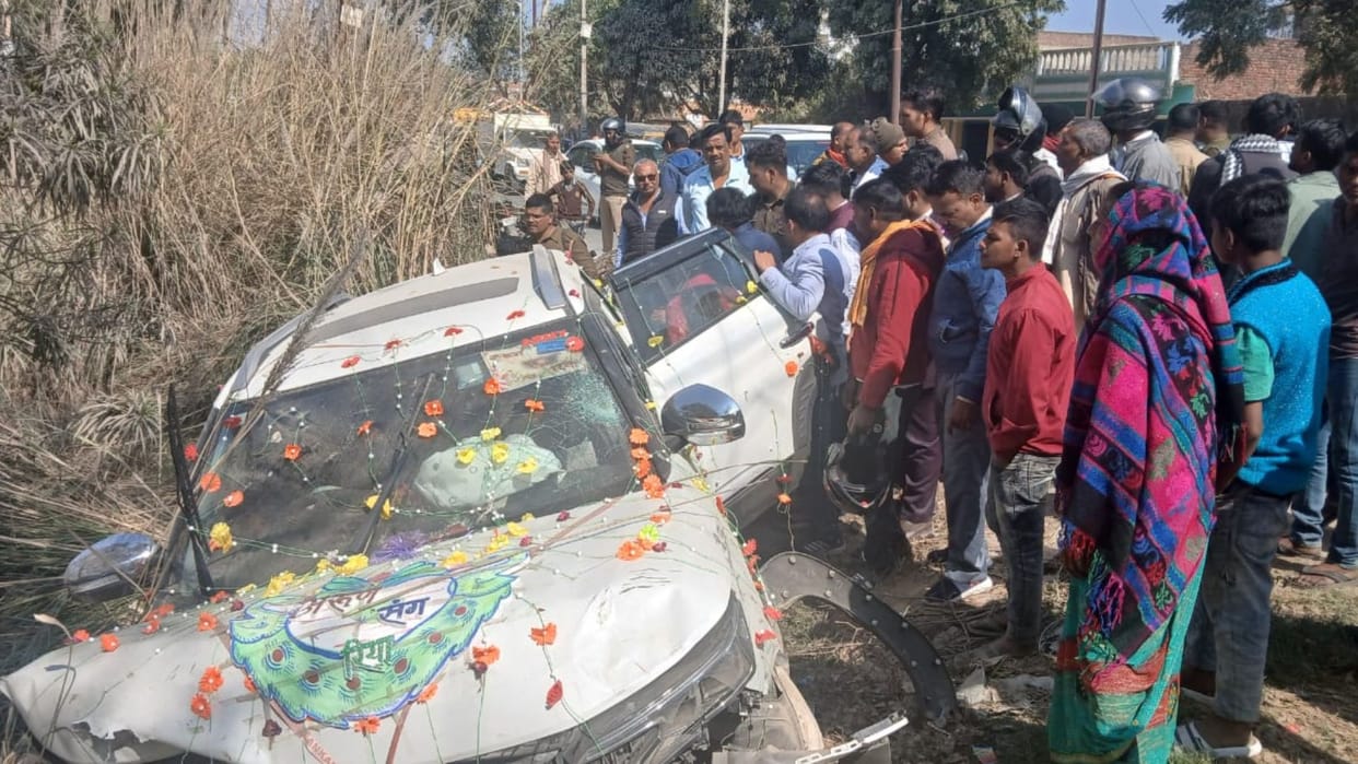 Mau Road Accident many people injured after car collides with Wall