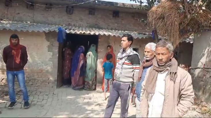 Husband dead body found room in Mau wife became unconscious