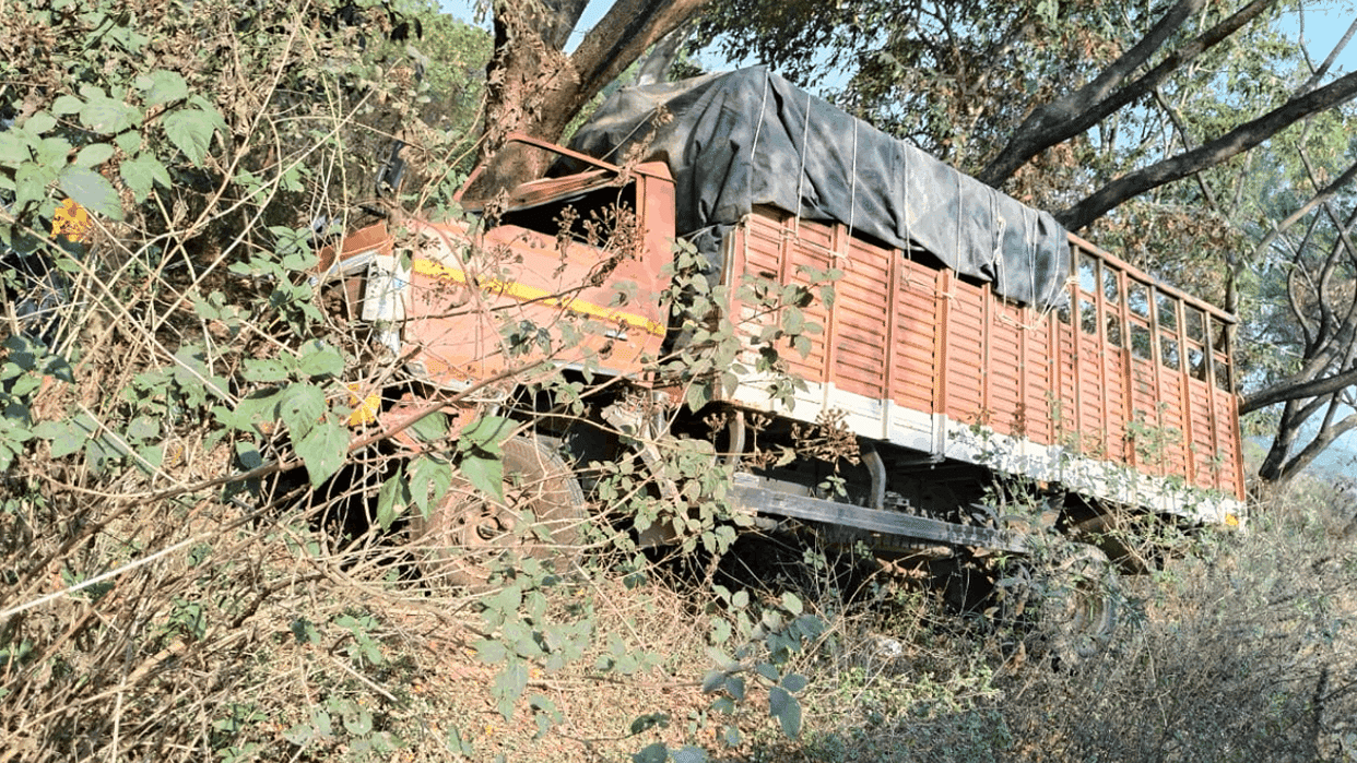 speeding truck lost control and collided with tree in Jagdalpur