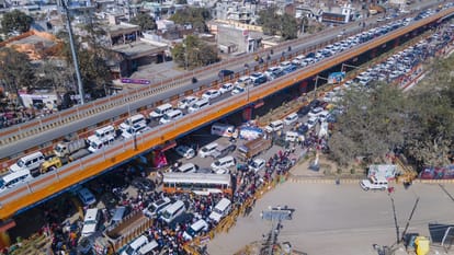 traffic congestion in mahakumbh Prayagraj-bound vehicles stopped in Madhya Pradesh