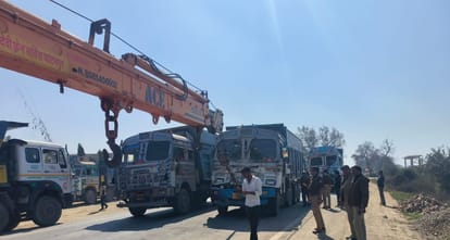 Three dumpers collide NHAI could not remove the damaged vehicle 15 KM jam on Sagar Highway for 13 hours