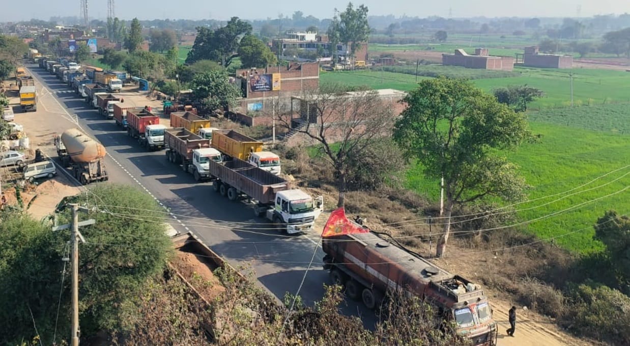 Three dumpers collide NHAI could not remove the damaged vehicle 15 KM jam on Sagar Highway for 13 hours