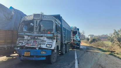 Three dumpers collide NHAI could not remove the damaged vehicle 15 KM jam on Sagar Highway for 13 hours