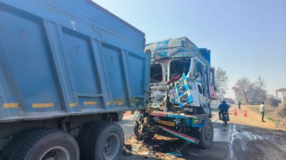 Three dumpers collide NHAI could not remove the damaged vehicle 15 KM jam on Sagar Highway for 13 hours